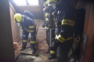 Čekal na svou chvíli. Od komína se požár rozšířil do podlahy domu
