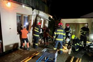 Svíčka hezky hořela. Dovedla i zapálit dům a způsobit explozi