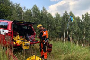 Taky nedoletěl, ale ve výšce zůstal. Záchrana paraglidisty ze stromu