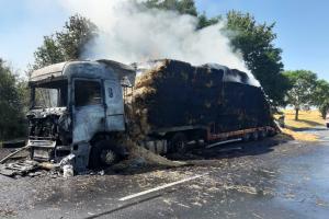 Na Kolínsku zasahovali hasiči u požáru nákladní soupravy se slámou (VIDEO)