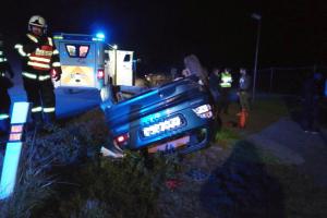 Že by mikrospánek? Řidička při noční jízdě převrátila auto na střechu