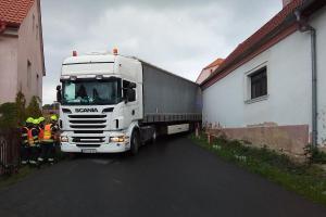 V obci Kamýk se kamion zapříčil o střechu domu