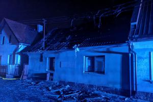 Požár zničil střechu rodinného domu, žena s dítětem ohni unikla