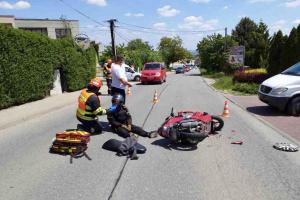 Slunná neděle pro motorkáře a cyklisty. Zraněných jak máku