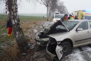 U havárie osobáku u Kostelní Radouně zasahoval i vrtulník