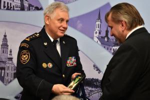 Záchranil život nezletilému chlapci. Plameny na něm hasil vlastním tělem Záchranil život nezletilému chlapci. Plameny na něm hasil vlastním tělem