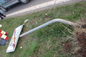 Tragédie v obci. Motorkář zemřel po nárazu do dopravní značky