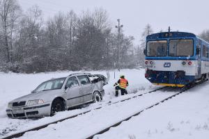 Na přejezdu v Božičanech se srazilo osobní auto s vlakem