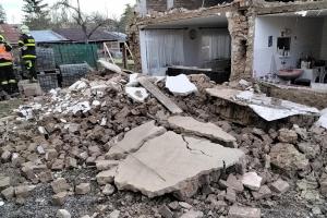 Hasiči zasahovali u destrukce štítové stěny v obci Dobromilice