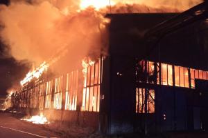 Průmyslová hala v Chomutově - Spořicích zcela shořela