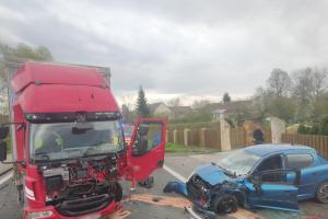 Srážka nákladního vozu s osobním zastavila provoz na silnici č. 11 v Blešně