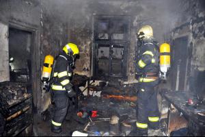 Při požáru domu určeného k demolici bylo zachráněno 12 bezdomovců