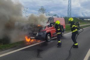 Hasiči zasahovali na silnici od Zlonic u požáru dodávkového vozidla