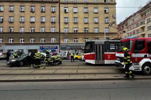Hasiči vyprostili dvě dospělé osoby a jedno dítě po nehodě auta a tramvaje v Praze 3