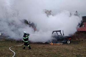 Požár dřeva a traktoru v Malém Ratmírově. Zjišťuje se příčina