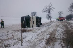 U Hořiček na Náchodsku havaroval zahraniční autobus plný dětí