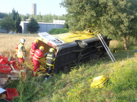 Dodávka v Horní Suché po havárii skončila na boku, navíc zapřená o strom