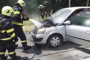 Řidič použil hasicí přístroj, ale plameny byly silnější