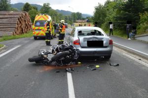 Kolize motorkáře s osobákem. Spolujezdkyně po nárazu auto přeletěla
