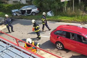 Čtyři auta v sobě, tři zranění lidé v Českých Budějovicích