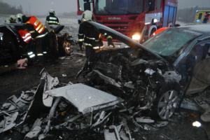 Tragédie u Lnářů. Po nehodě dvou aut jeden mrtvý, zraněné jsou i děti