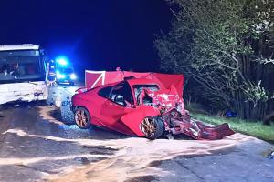 Střet dvou osobních vozidel a autobusu skončil tragicky