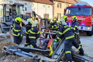 Muže uvězněného pod bagrem vyprostili až hasiči. Skončil v nemocnici Muže uvězněného pod bagrem vyprostili až hasiči. Skončil v nemocnici