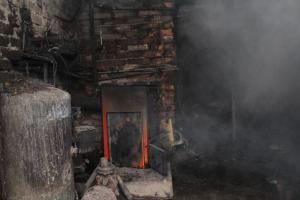 Ještě, že nemrzne. Požár kotelny v Bílé Vodě na Jesenicku vyhnal lidi z postelí