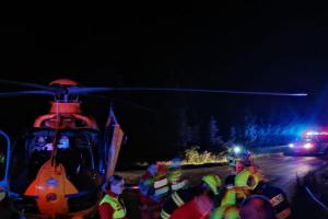 K havárii auta v Dobrušce letěl i vrtulník