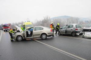 Opět ledovka: Pět zraněných po střetu dvou automobilů ve Vsetíně