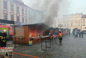 Vyšetřovatel měl volno, přesto musel hasit. Stánkařka skončila v nemocnici