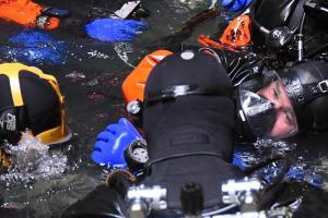 V Hranické propasti společně cvičili potápěči, hasiči i policisté V Hranické propasti společně cvičili potápěči, hasiči i policisté