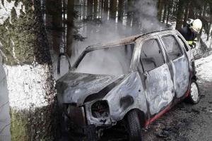 Ze čtyři osob v autě dvě zraněné. Vůz navíc začal po nárazu hořet