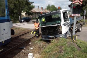 Náklaďák na železničním přejezdu, vlak auto srazil