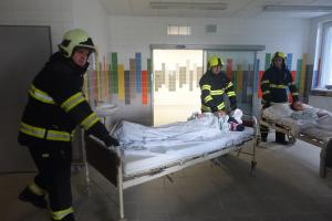 Bomba v Uherskohradišťské nemocnici! Cvičení hasičů i záchranářů Bomba v Uherskohradišťské nemocnici! Cvičení hasičů i záchranářů