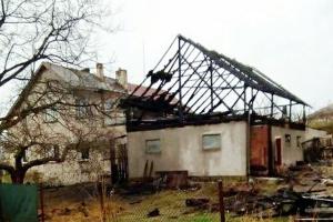 Ve Stolíně na Náchodsku červený kohout ze stodoly přeletěl na dům