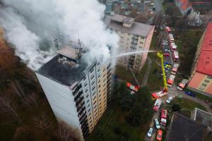 V Českém Těšíně hořel byt ve výškovém objektu, plameny se rozšířily i na střechu