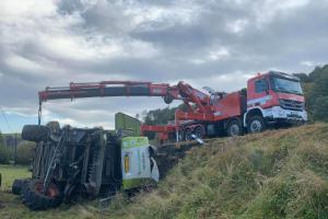 Kombajn v příkopu Moravského Berouna. Makačka na hodně hodin (VIDEO)