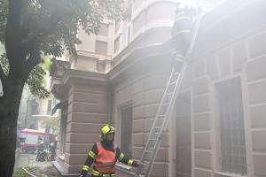 V centru karlovarských lázní hořel obchod s oblečením