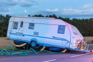 Převrácený karavan zastavil provoz na silnici I/57 u Hladkých Životic