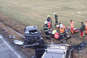 Vážná nehoda dvou osobáků u Nevřeně, řidiče 15 minut oživovali