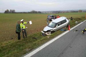Po střetu tří vozidel v Bylanech na Pardubicku se zranilo pět osob
