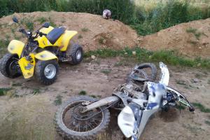Srážka motocyklu s čtyřkolkou. Zraněny dvě děti a dospělý člověk