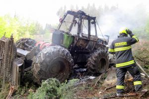 Požár zcela zničil lesní traktor. Ruční hasicí přístroj na plameny nestačil
