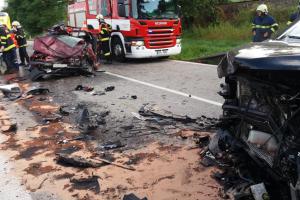 Nehoda dvou osobáků: Jeden z řidičů zraněn, druhý nemá ani modřinu