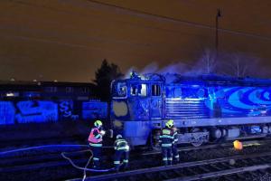 K hořící lokomotivě vyjely čtyři jednotky hasičů. Zabránili pohromě