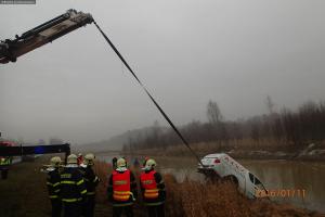 Hasičský Bizon lovil Mitsubishi ve vodní nádrži ve Stonavě