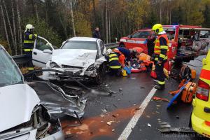 Na Šumavě po nehodě zemřel řidič, další zraněné transportoval vrtulník