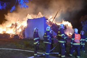 Požár seníku na Chebsku. Hasiči ho nechali shořet (VIDEO) Požár seníku na Chebsku. Hasiči ho nechali shořet (VIDEO)