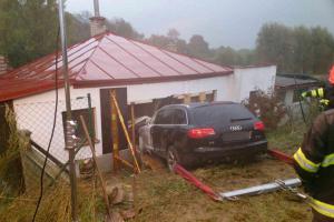 Autem rovnou do obýváku. Řidič vozu v domě v Sebranicích ale nebydlel